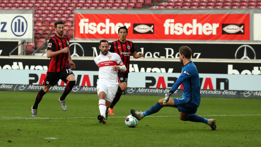 F&#252;hrung ausgebaut: Gonzalo Castro (2.v.l.) schiebt zum 2:0 f&#252;r den VfB ein. 
