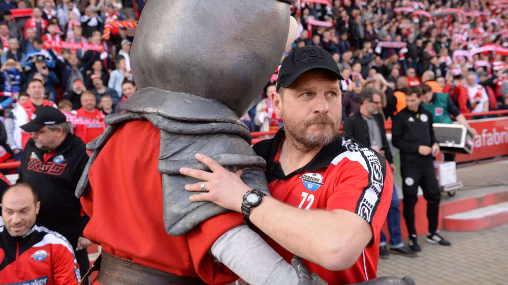 Steffen Baumgart (re., damals noch Paderborn-Trainer) mit Union-Maskottchen Ritter Keule.