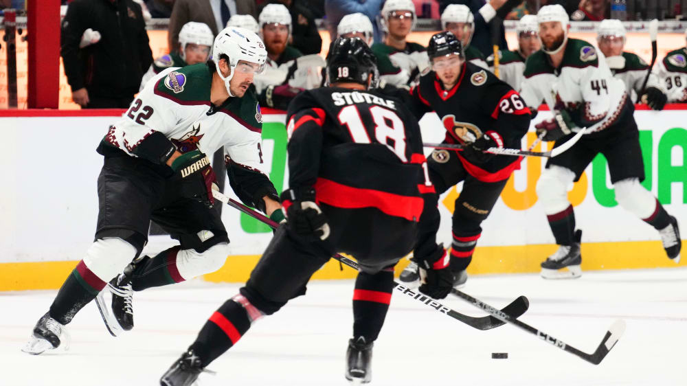 Tim Stützle (#18) hat es hier mit Jack McBain (li.) zu tun.