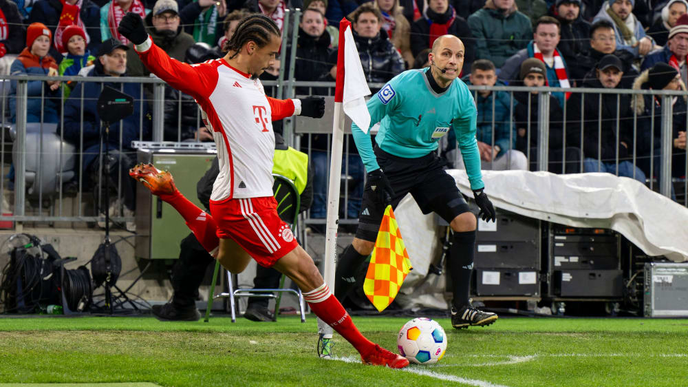 Leroy Sané (Bayern München) schlägt einen Eckball.