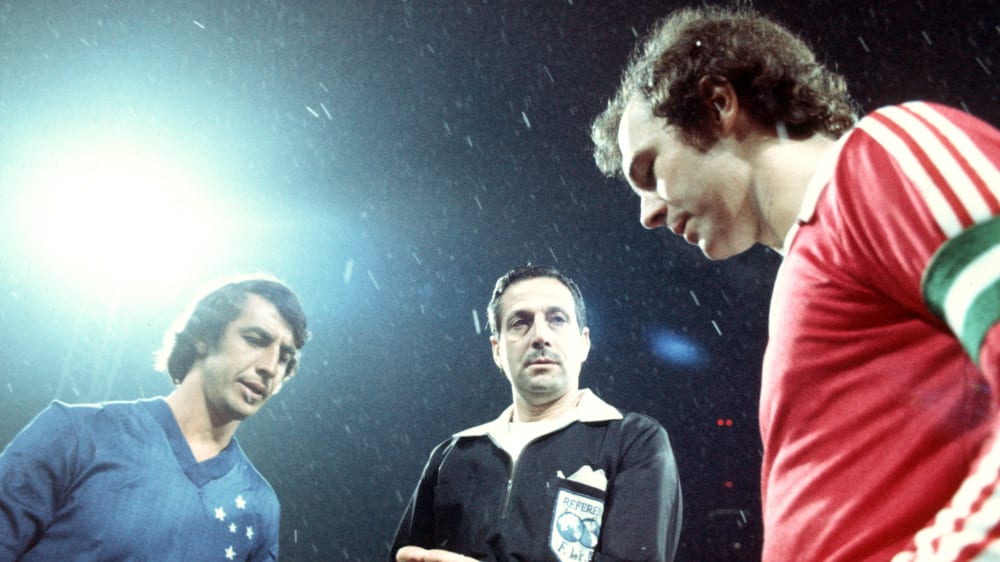Die Mannschaftskapit&#228;ne Piazza (l.) und Franz Beckenbauer (r.) vor dem Weltpokal-Finalhinspiel 1976. 