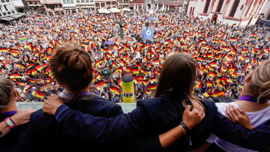 Empfang in Frankfurt: Die Spielerinnen werden auf dem Römer-Balkon gefeiert.