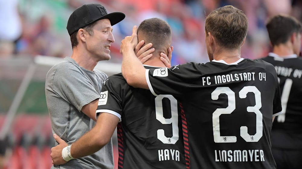 Ingolstadts Chefcoach Robert Pätzold beglückwünscht Matchwinner Fatih Kaya (Mitte).