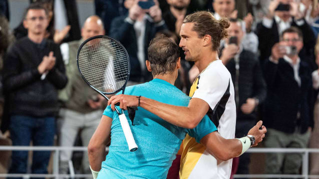 Rafael Nadal umarmt Alexander Zverev nach einem Match.