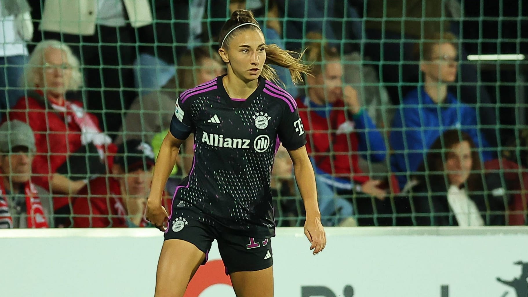 Abwehr links: Katharina Naschenweng (FC Bayern München)