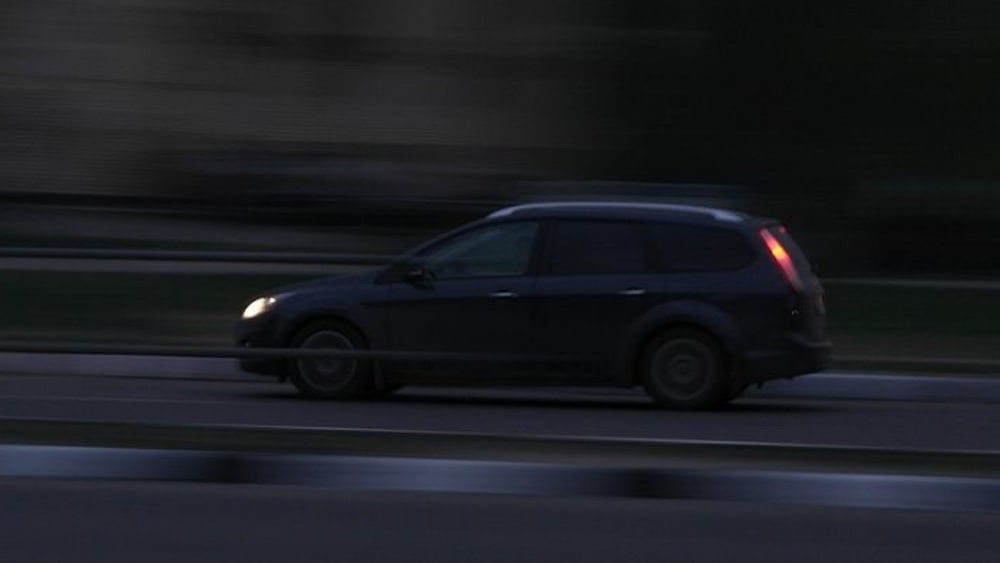 Fahren bei Finsternis: Nach der Zeitumstellung bleibt es am Morgen vorübergehend wieder länger dunkel. Auch daran muss man sich gewöhnen.