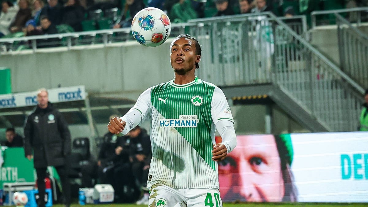 Steiler-Aufstieg-F-rth-stattet-Abrangao-mit-erstem-Profivertrag-aus