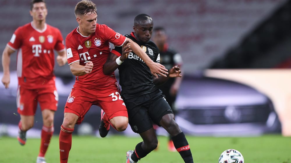 Bayern M&#252;nchens Joshua Kimmich gegen Bayer Leverkusens Moussa Diaby (r.).