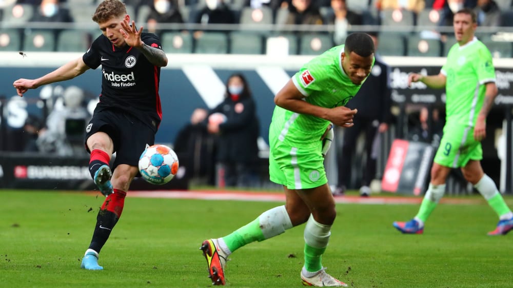Kristijan Jakic schießt auf das Tor der Wolfsburger