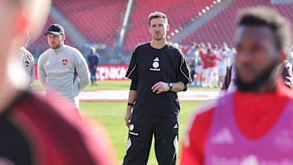Heimniederlage: Nürnbergs Spieler und Trainer Miroslav Klose