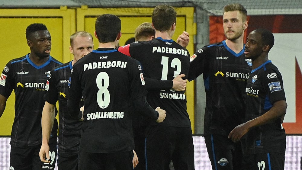 Paderborns Dennis Srbeny (2.v.r.) rettete seinem Team einen Punkt.