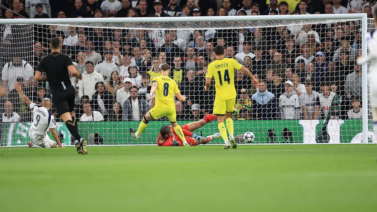 Er schmeißt ihn sich selbst rein: Torwart-Patzer bringt Spurs in Führung