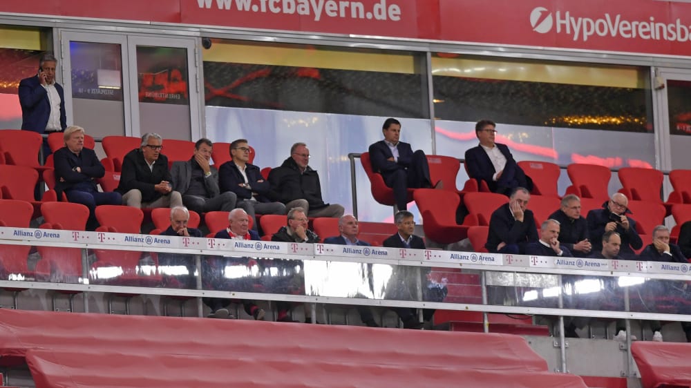 Kein Abstand, keine Masken: Bayern- und Schalke-Verantwortliche beim Bundesliga-Auftaktspiel.