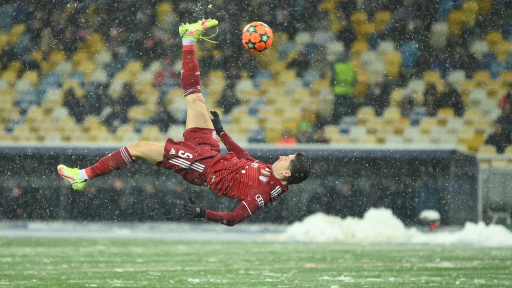 Das Sportfoto des Jahres 2021: Robert Lewandowski trifft per Fallrückzieher.