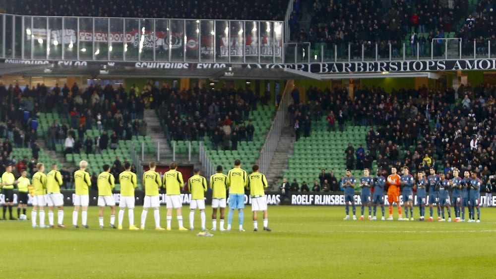 Die Teams von Groningen gegen Feyenoord bei einer Schweigeminute vor der Partie.