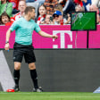 Entscheidungsfindung mit Hilfe des VAR: Bundesliga-Schiedsrichter Patrick Ittrich schaut sich eine Szene nochmal am Monitor an.