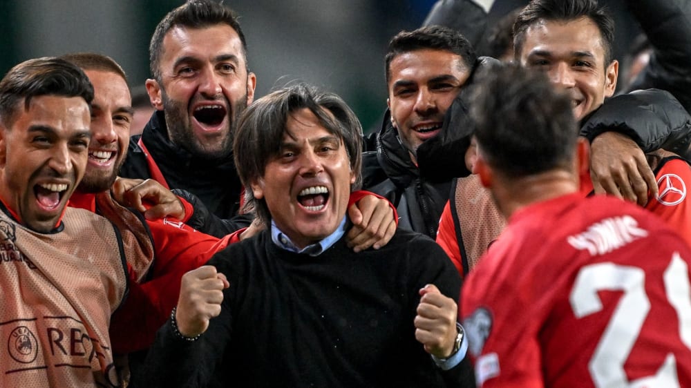 Der türkische Nationalcoach Vincenzo Montella jubelt über die EM-Qualifikation