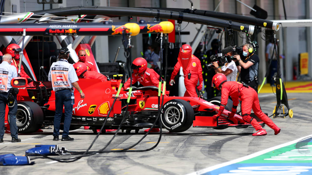 Rennen schnell vorbei: Die Ferrari-Mechaniker schieben den Wagen von Charles Leclerc nach seinem Ausscheiden in die Box.