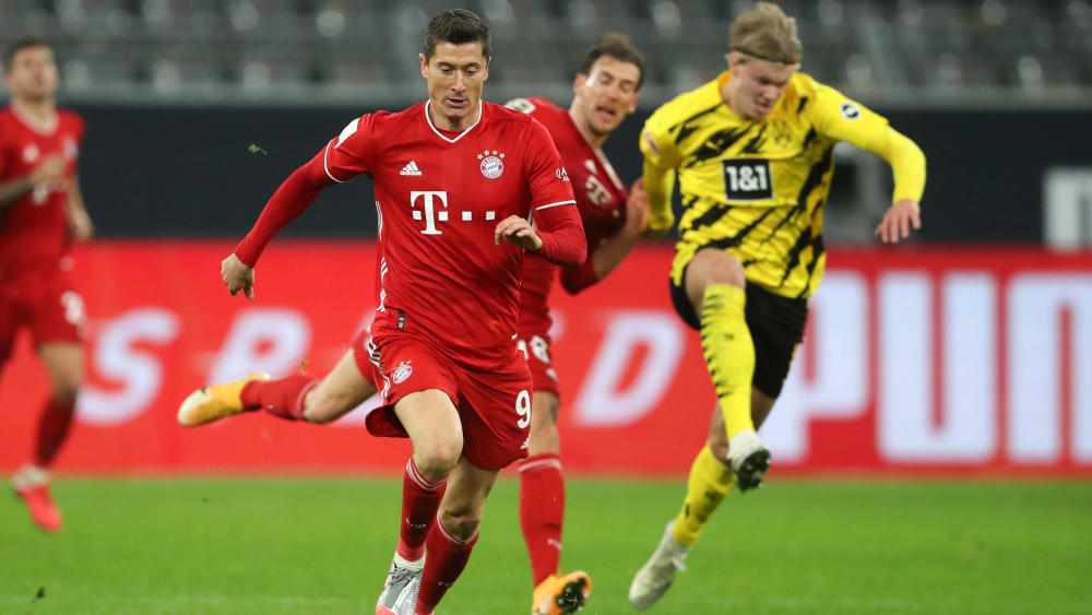 Bayerns Robert Lewandowski, im Hintergrund Dortmunds Erling Haaland.