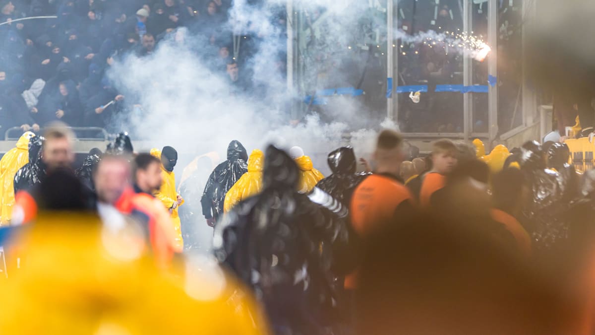 Fans stürmen Platz: Verstörende Szenen in Dresden