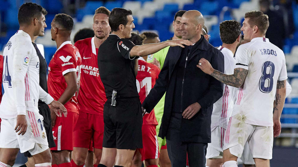 Redebedarf: Zinedine Zidane und Toni Kroos bei Referee Martinez Munuera.