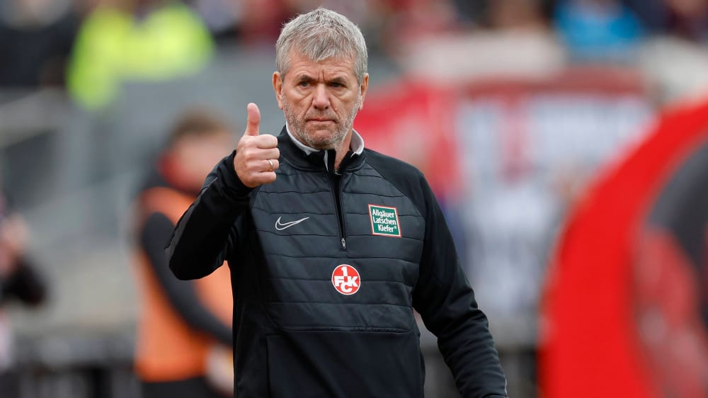 Daumen hoch für einen Punkt in Nürnberg: Kaiserslauterns neuer Trainer Friedhelm Funkel
