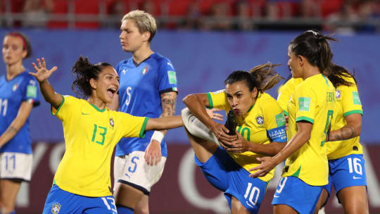 Bescherte Brasilien den zweiten Sieg bei der Frauen-WM - und landete trotzdem nur auf Rang drei der Gruppe: Marta.