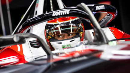 Pascal Wehrlein sitzt im Porsche-Werksauto.
