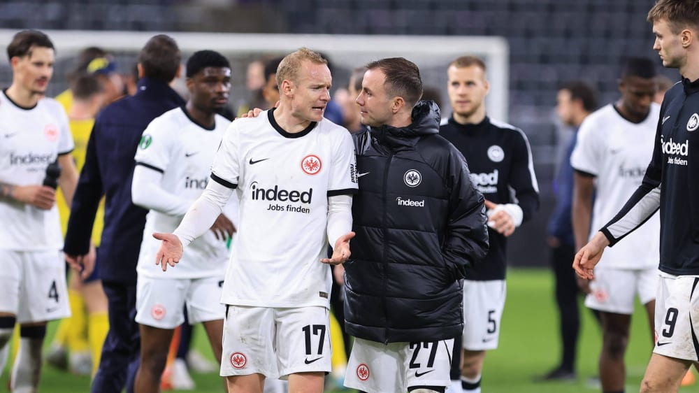 Im Gespräch: Eintracht-Kapitän Sebastian Rode (li.) mit Teamkollege Mario Götze in Brüssel.&nbsp;