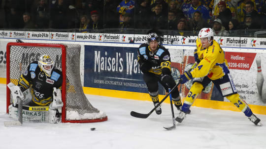 Künftig Nürnberger: Julius Karrer, rechts im Bild.
