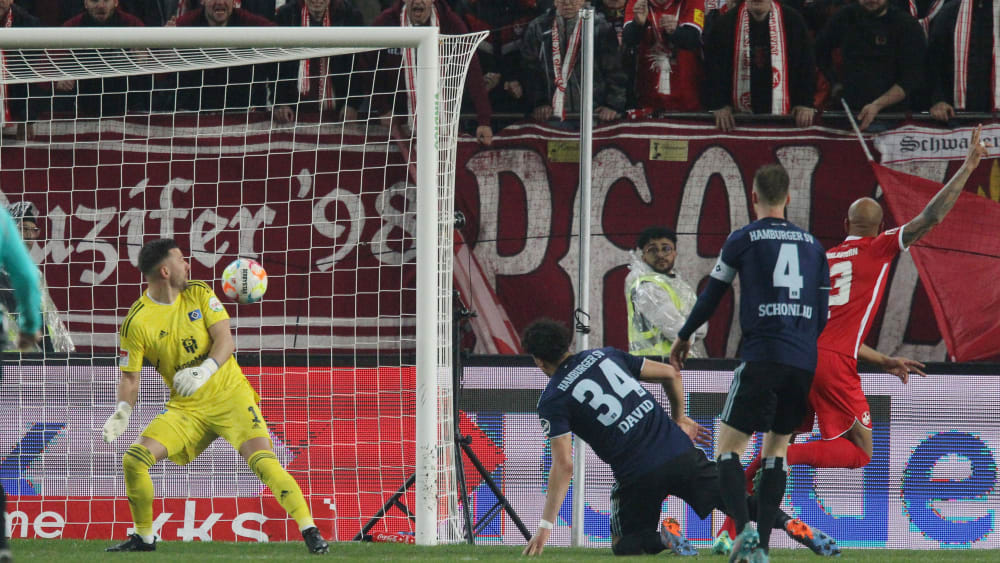Der Hamburger SV verliert mit 0:2 beim 1. FC Kaiserslautern.