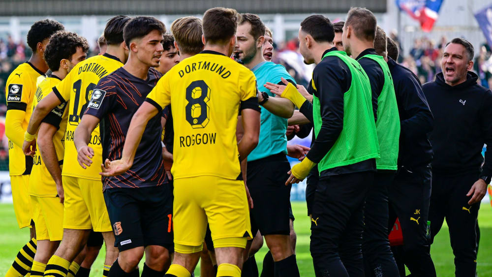 Szenen wie diese im Spiel zwischen der SpVgg Unterhaching und Borussia Dortmund II sollen künftig verhindert werden.