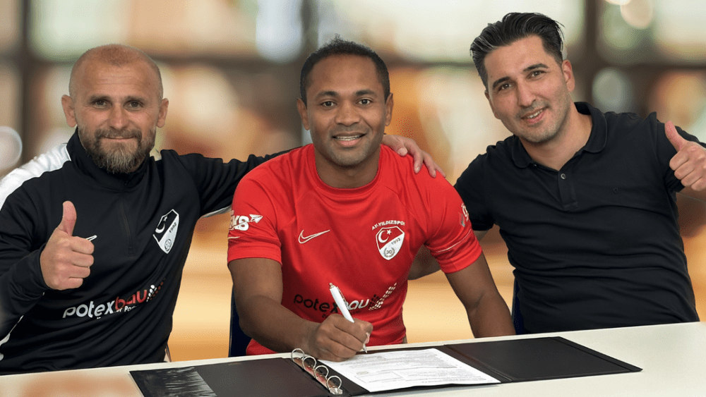 Deal fix: Raffael (Mitte) mit Trainer Orhan Özkaya (links) und dem 1. Vorsitzenden Sinan Igdemir.