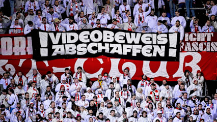 Freiburger Fans positionierten sich bereits mit einem Banner gegen den Videobeweis.
