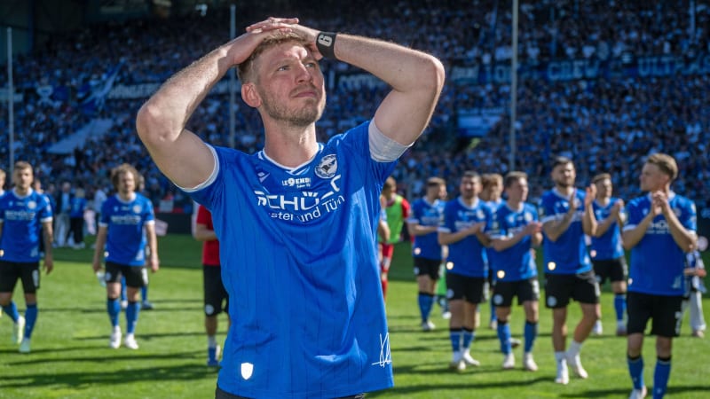 BIELEFELD, GERMANY - MAY 11: Fabian Klos of says goodbye to the Bielefeld supporters in his last league home match during the 3. Liga match between Arminia Bielefeld and Hallescher FC at Schueco Arena on May 11, 2024 in Bielefeld, Germany. (Photo by Thomas F. Starke/Getty Images for DFB)