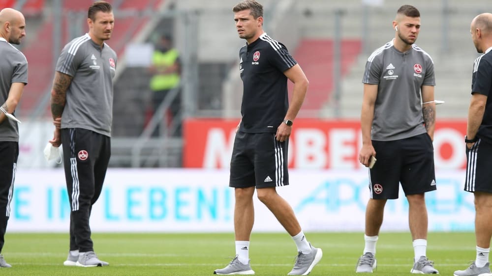 Der Coach und zwei Sturmkandidaten für Dresden:&nbsp;Robert Klauß mit Manuel Schäffler (li.) und Erik Shuranov (re.)