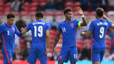 High Five nach dem Elfmeter: Marcus Rashford (#11) hat das 1:0 für England erzielt. 