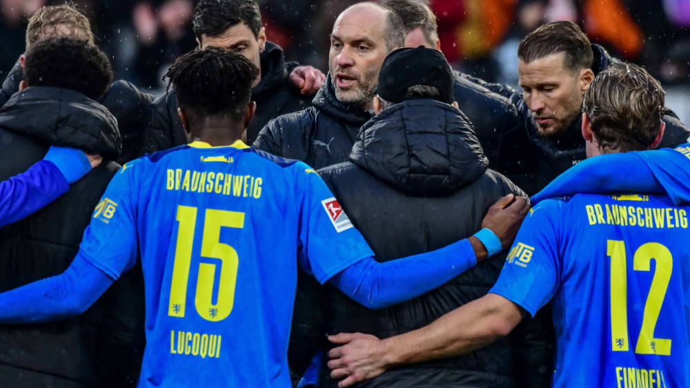 Geknickt nach dem 0:1 bei Spitzenreiter St. Pauli: Braunschweigs Trainer Daniel Scherning