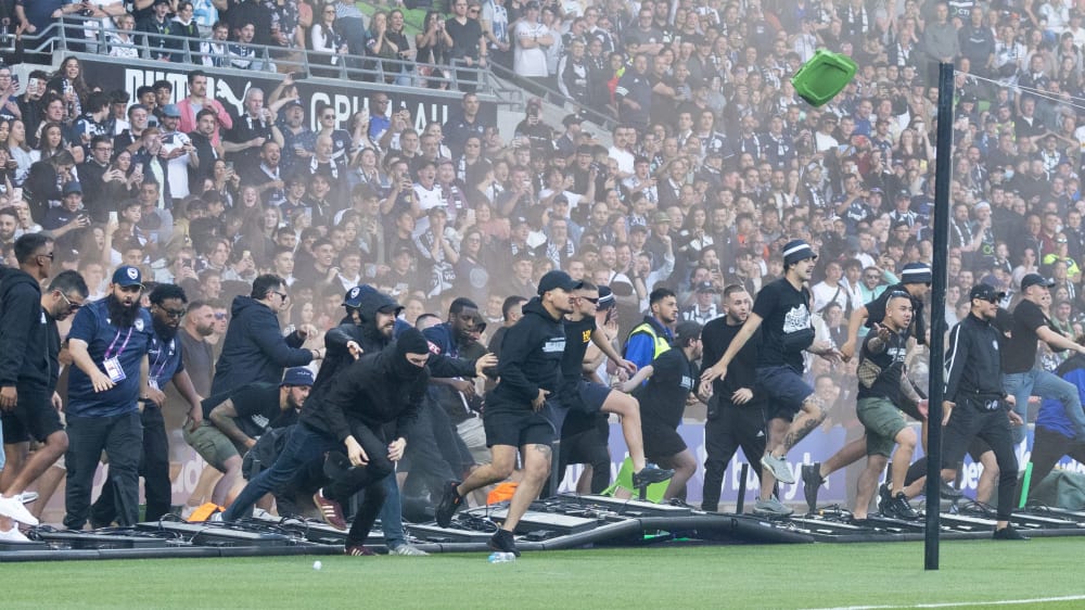 Dieser Platzsturm beim Melbourne-Derby kommt Melbourne Victory teuer zu stehen.