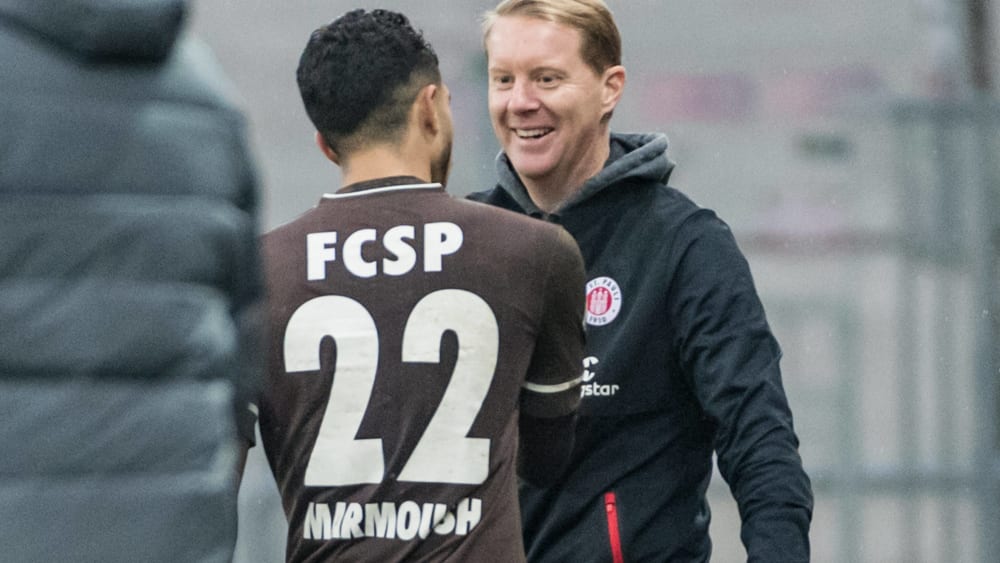 Sehr gute Momentaufnahme: Der FC St. Pauli und Trainer Timo Schultz (hier mit Omar Marmoush) haben Grund zur Freude.