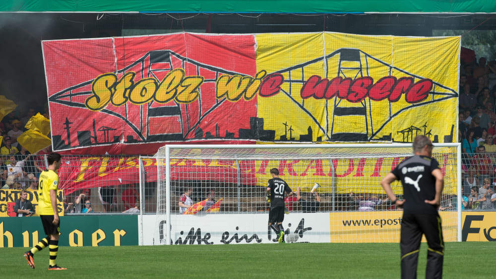 Beim Pokal-Spiel gegen Borussia Dortmund (0:3) feierten die Fans des SV Wilhelshaven im August 2013 - am Saisonende stand der Zwangsabstieg.