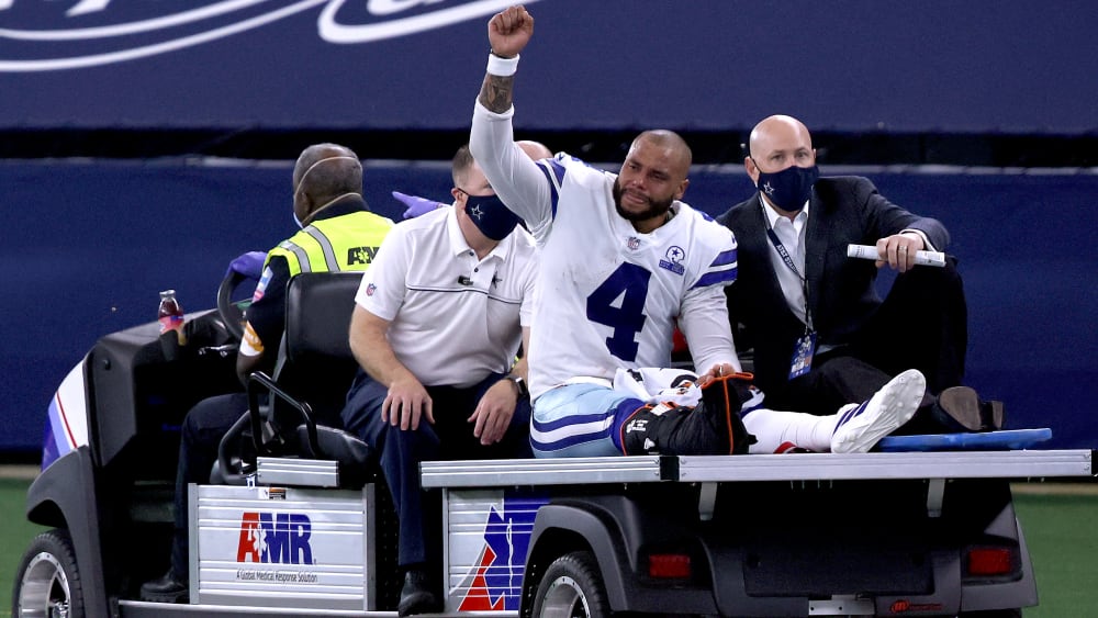 Dunkle Stunde: Cowboys-Quarterback Dak Prescott wird schwer am rechten Bein verletzt vom Feld gefahren.