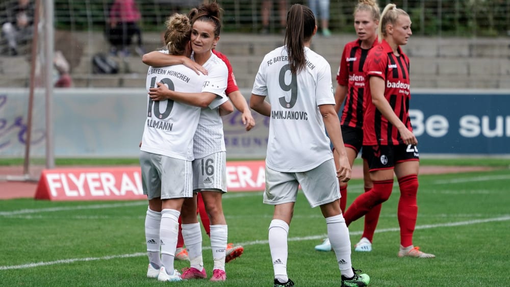 Bescherte sich und Trainer Jens Scheuer ein gelungenes Deb&#252;t beim FCB: Linda Dallmann (li.).