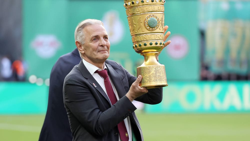 Mit dem Pokal, den er viermal gewann: Walther-Bensemann-Preisträger Karl-Heinz Körbel.