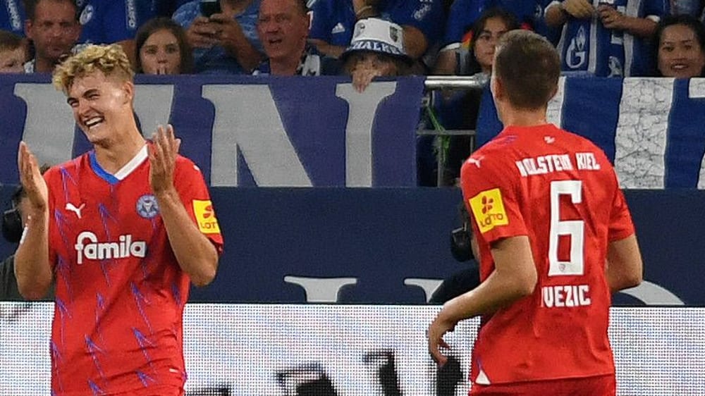 Kiels Tom Rothe (li.) bereitete beide Treffer der Störche gegen Schalke 04 vor.
