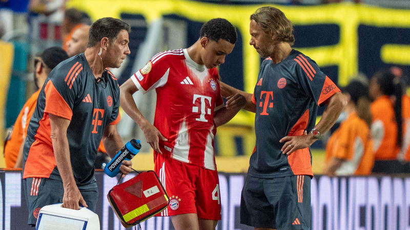 Jamal Musiala (FC Bayern Monachium, 42) jest pod opieką lekarzy FC Bayern FIFA Club World Cup: FC Bayern Monachium - CA Boca Juniors 20.06.2025, FIFA Club World Cup: FC Bayern Monachium - CA Boca Juniors na Hard Rock Stadium, Miami Gardens, Floryda, USA *** Jamal Musiala FC Bayern Monachium, 42, jest pod opieką lekarzy FC Bayern FIFA Club World Cup FC Bayern Monachium CA Boca Juniors 20 06 2025, FIFA Club World Cup FC Bayern Monachium CA Boca Juniors na Hard Rock Stadium, Miami Gardens, Floryda, USA Prawa autorskie: HMBxMedia xMarcoxBader
