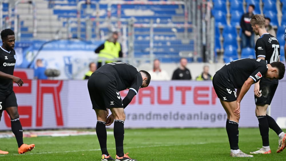 Die Spieler des 1. FC Magdeburg waren nach der 0:7-Klatsche in Karlsruhe sichtlich geknickt.