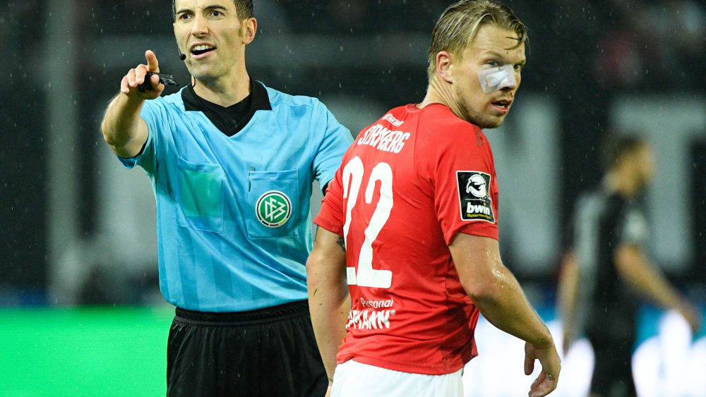 Janek Sternberg ist gezeichnet beim Spiel gegen Braunschweig.