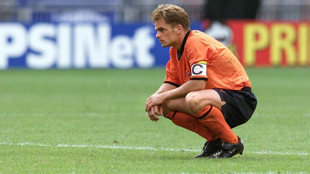 Pure Entt&#228;uschung: Niederlande-Kapit&#228;n Frank de Boer sitzt nach dem EM-Halbfinale 2000 fast auf dem Hosenboden.