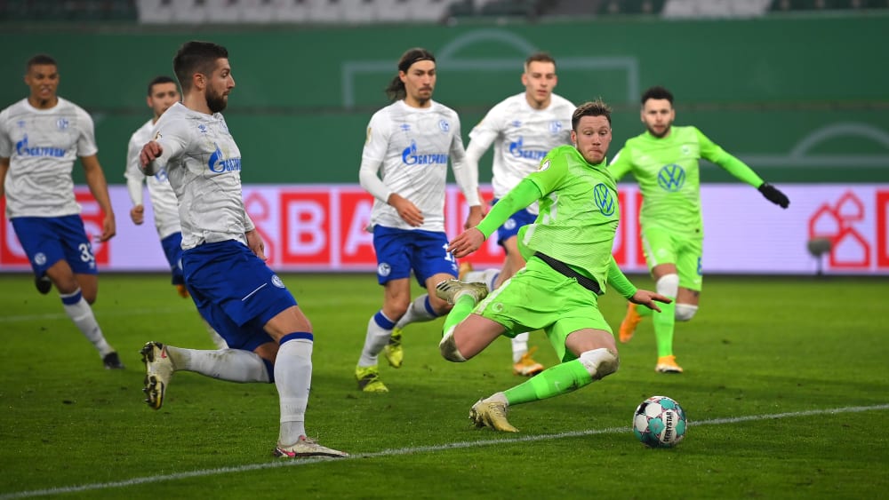 Entscheidender Moment: Matija Nastasic (l.) und Wout Weghorst gehen vor dem Wolfsburger 1:0 zum Ball. 
